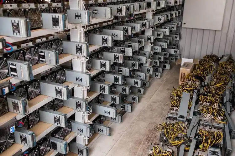 Mining farm with active rigs powered by efficient logistics